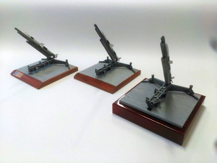 Trofeo figura en resina y base metopa de madera. Instituto Nacional de T&eacute;cnica Aeroespacial Centro De Experimentaci&oacute;n De El Arenosillo. Mazag&oacute;n Huelva.