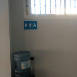 Pictogramas en vinilo sobre pvc y sobre acero inoxidable grabado. Clínica Salas en Coria del Río Sevilla.