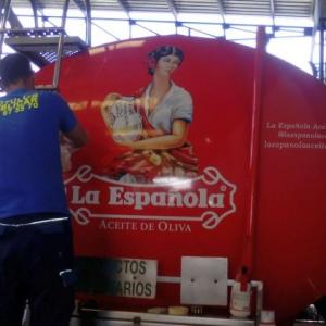 Rotulación de camión cisterna, en vinilos de corte e impresión digital fundidos. Aceites la Española Acesur Sevilla.