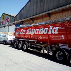 Rotulación de camión cisterna, en vinilos de corte e impresión digital fundidos. Aceites la Española Acesur Sevilla.