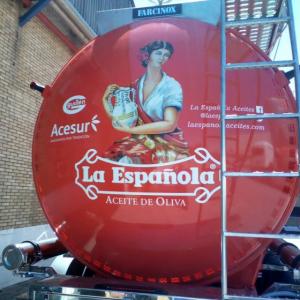 Rotulación de camión cisterna, en vinilos de corte e impresión digital fundidos. Aceites la Española Acesur Sevilla.