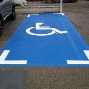 Rotulación con pintura de suelo de plazas de parking minusválido. Peugeot Automares Sueminencia Sevilla.