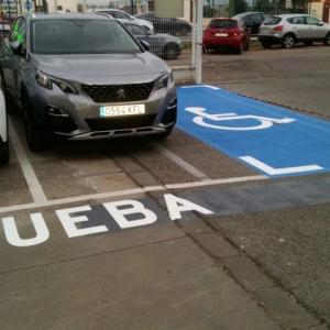 Rotulación con pintura de suelo de plazas de parking minusválido. Peugeot Automares Sueminencia Sevilla.