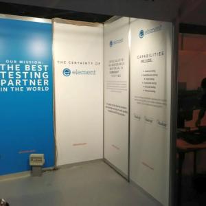 Rotulación con vinilo laminado de Stand en Fibe, feria de la Aeronáutica Sevilla. Empresa Element.