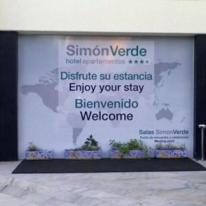 Rotulación de cristal con fotomural en vinilo en impresión digtal laminado. Hotel Apartamento Simón Verde Sevilla.