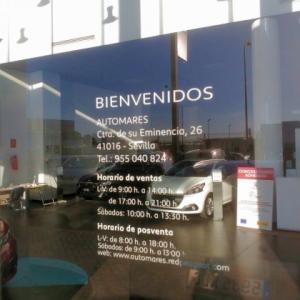 Rotulación de cristal con horario en vinilo de corte. Peugoet Automares Sueminencia Sevilla.