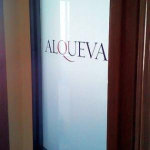 Rotulación de cristal con vinilo ácido plata. Alqueva Limpieza industrial Sevilla.