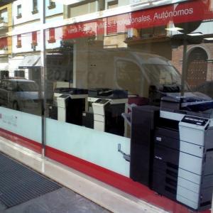 Rotulación de cristales con vinilos de corte e impresión digtal. Ragazzoni Peralta Sevilla.