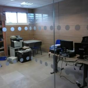 Rotulación de cristales con vinilos imitación ácido. Proazimut Sevilla.
