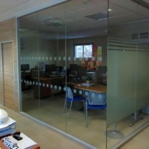 Rotulación de cristales con vinilos imitación ácido. Proazimut Sevilla.