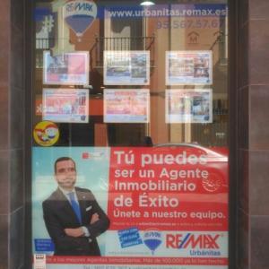 Rotulación de cristales, escaparate en vinilo incoloro con reserva en impresión digital. Remax Dos Hermanas Sevilla