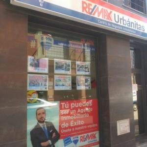 Rotulación de cristales, escaparate en vinilo incoloro con reserva en impresión digital. Remax Dos Hermanas Sevilla