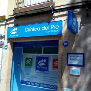 Rotulación de cristales en vinilo en impresión digital. Clínica del pie Podovita Sevilla.