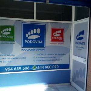 Rotulación de cristales en vinilo en impresión digital. Clínica del pie Podovita Sevilla.