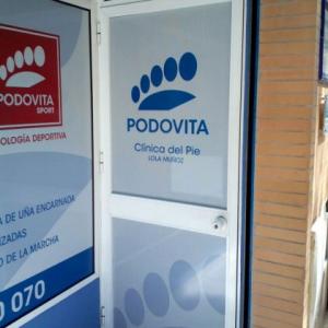 Rotulación de cristales en vinilo en impresión digital. Clínica del pie Podovita Sevilla.