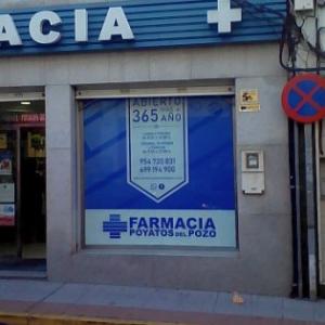 Rotulación de escaparate en vinilo en impresión digital a la inversa. Farmacia Poyato Dos Hermanas Sevilla.