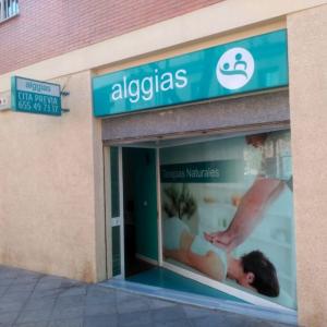 Rotulación de escaparates y lunas con vinilos en impresion digital. Alggias Sevilla.
