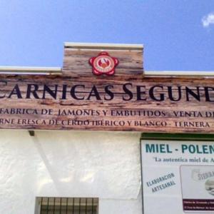 Rotulación de frente con vinilo laminado. Cárnicas Segundin Aracena Huelva.