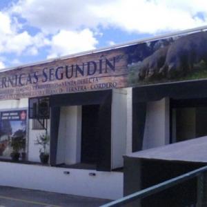 Rotulación de frente con vinilo laminado. Cárnicas Segundin Aracena Huelva.