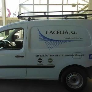 Rotulación de furgoneta con vinilos de corte. Cacelia Sevilla.