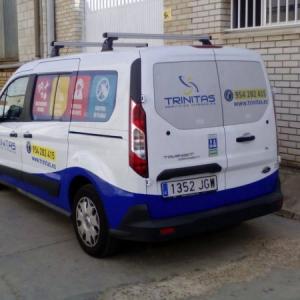 Rotulación de furgoneta con vinilos poliméricos y microperforados. Trinitas Sevilla