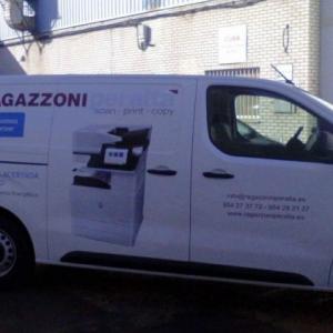 Rotulación de furgoneta en vinilo fundido en impresión digital. Ragazzoni Peralta en Sevilla.