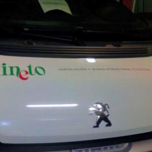 Rotulación de Furgoneta en vinilo de impresión digital y de corte fundidos. Lineto Martín de la Jara Sevilla
