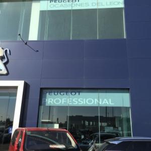 Rotulación de lunas con vinilos de corte. Peugeot Automares Sueminencia Sevilla.