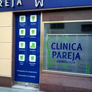 Rotulación de vinilos especial para cristales ácido y corte.  Clínica Pareja Dos Hermanas Sevilla