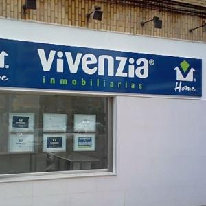 Rótulo en bandeja plegada y rotulada con vinilos de corte. Inmobiliaria Vivenzia Sevilla.