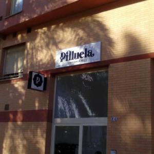 Rótulo en bandeja plegada y rotulada con vinilos. Pilluela maquillaje. Sevilla.