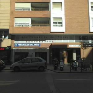 Rótulo cartel en chapa de aluminio y rotulado con vinilos en Sevilla.