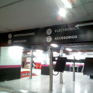 Rótulo cartel frente rotulado en vinilo. Icars Sevilla