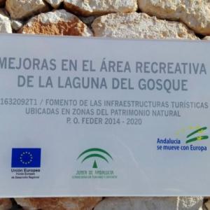 Rótulo cartel en metacrilato pulido y rotulado a la inversa. Placas homologadas Junta de Andalucía.