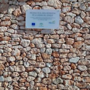Rótulo cartel en metacrilato pulido y rotulado a la inversa. Placas homologadas Junta de Andalucía.