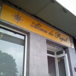 Rótulo cartel de metacrilato rotulado en vinilo. Dos Hermanas Sevilla.