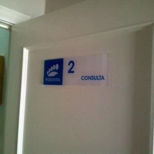 Rótulo cartel señalizador rotulado con vinilo. Clínica Podovita Sevilla
