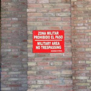 Rótulo cartel señalizador rotulado con vinilo fotoluminiscente. Futer Capitanía General Sevilla