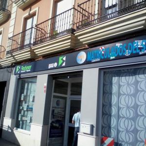 Rótulo cartel tipo bandeja rotulada en vinilos en impresión digital laminados. Sevilla