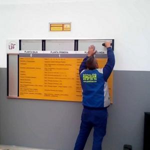 Rótulo directorio homologado en lamas de aluminio y rotulado con vinilos corporativos. Facultad de Turismo y Finanzas. Univerisdad de Sevilla.