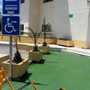 Rótulo señalizador plaza parking de Bus. Pintura especial suelo para Hotel Simón Verde Sevilla.