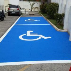 Rótulo señalizador plaza parking de minusválido. Pintura especial suelo para Hotel Simón Verde Sevilla.
