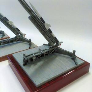 Trofeo figura en resina y base metopa de madera. Instituto Nacional de T&eacute;cnica Aeroespacial Centro De Experimentaci&oacute;n De El Arenosillo. Mazag&oacute;n Huelva.