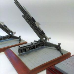 Trofeo figura en resina y base metopa de madera. Instituto Nacional de T&eacute;cnica Aeroespacial Centro De Experimentaci&oacute;n De El Arenosillo. Mazag&oacute;n Huelva.