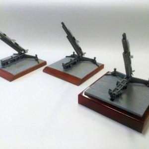 Trofeo figura en resina y base metopa de madera. Instituto Nacional de T&eacute;cnica Aeroespacial Centro De Experimentaci&oacute;n De El Arenosillo. Mazag&oacute;n Huelva.