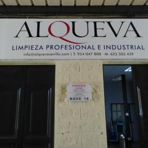 Bandeja de aluminio plegada con bastidor interior y rotulada con vinilos. Alqueva servicios de limpieza Sevilla.