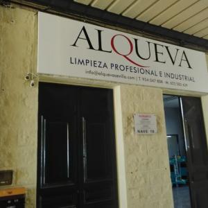 Bandeja de aluminio plegada con bastidor interior y rotulada con vinilos. Alqueva servicios de limpieza Sevilla.