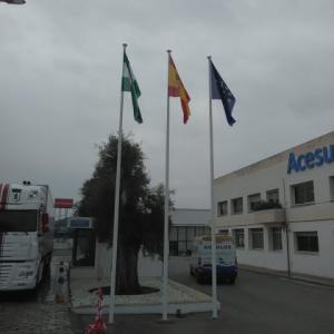Banderas de izado con mástil de fibra de vidrio, con base abatible. Acesur Sevilla ( Aceites la Española )