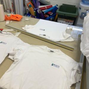 Camiseta 160 gr con estampación en transfer a todo color. Barnizados García e Hijos