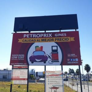 Cartel valla publicitaria para las gasolineras Petroprix en Sevilla.